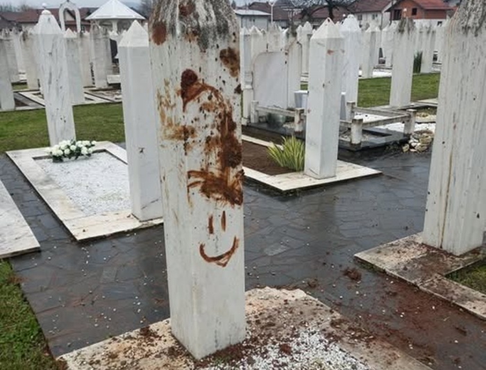 Vandalizam na šehidskom mezarju u Brčkom, oštećeni nišani