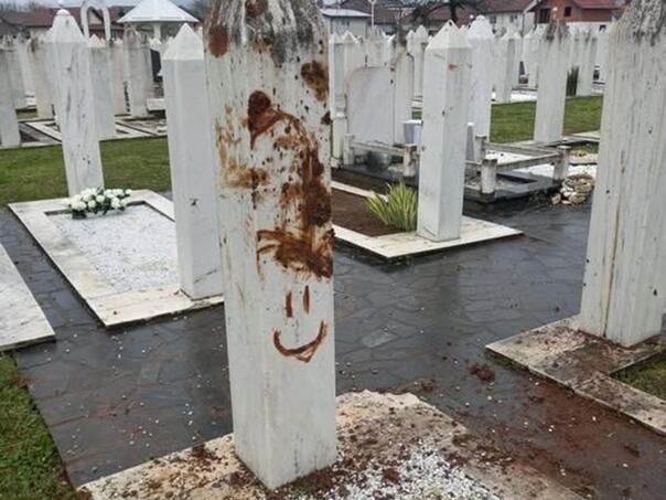 Vandalizam na šehidskom mezarju u Brčkom, oštećeni nišani