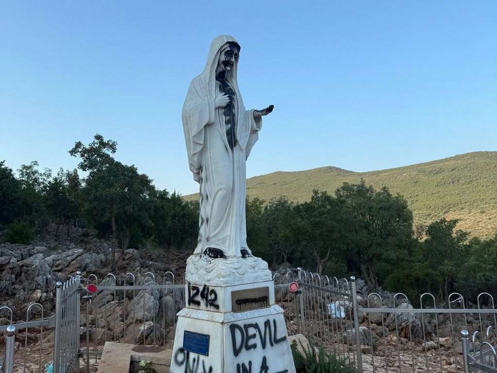 Vandalizam u Međugorju: Oštećen kip Gospe, ispisane uvredljive poruke i zapaljen oltar