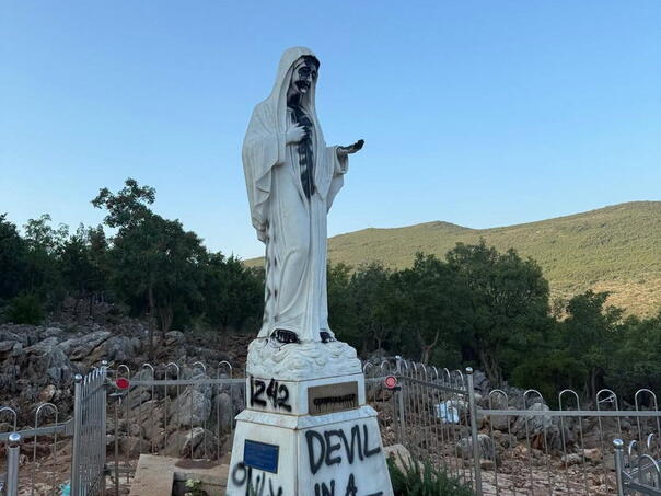 Vandalizam u Međugorju: Oštećen kip Gospe, ispisane uvredljive poruke i zapaljen oltar