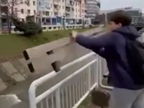 Vandalizam u Tuzli: Maloljetnik bacio dio klupe u rijeku, policija brzo reagovala