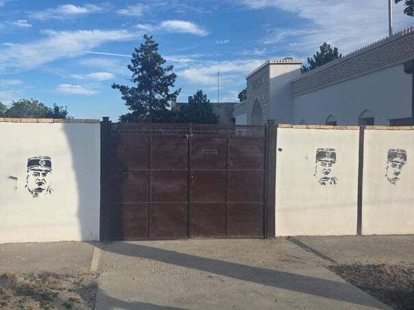 Vandalski čin u Somboru: Na zidu mesdžida osvanuo mural Ratka Mladića