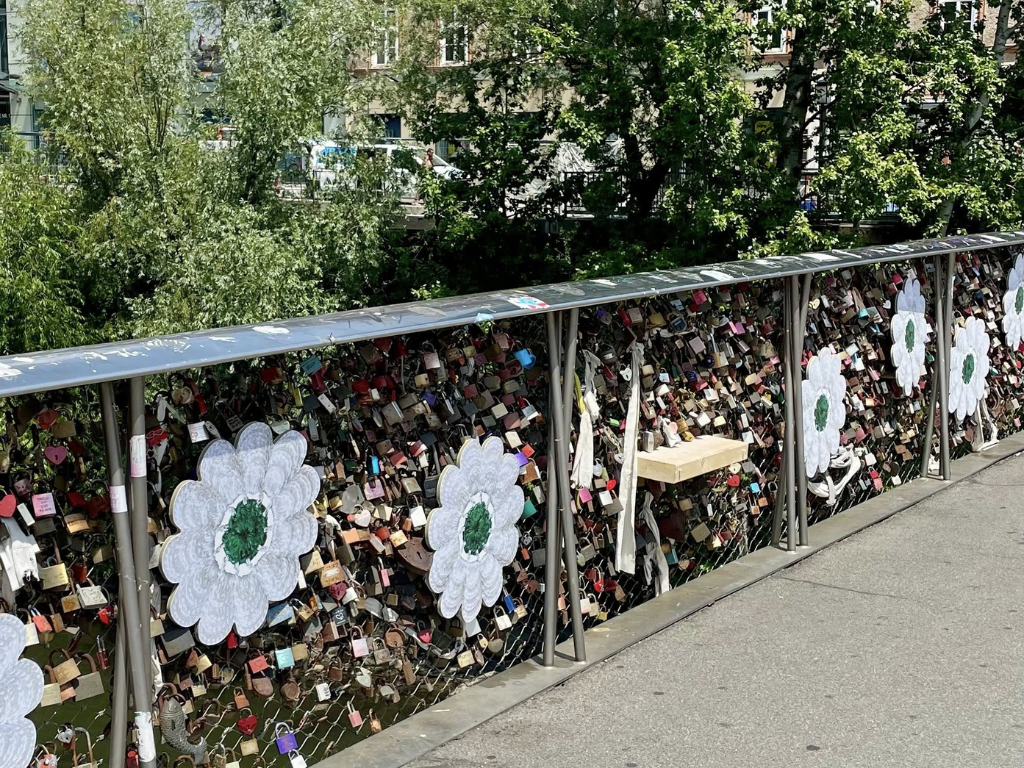 Vandalski čin: Uništen spomenik žrtvama genocida u Srebrenici u Grazu