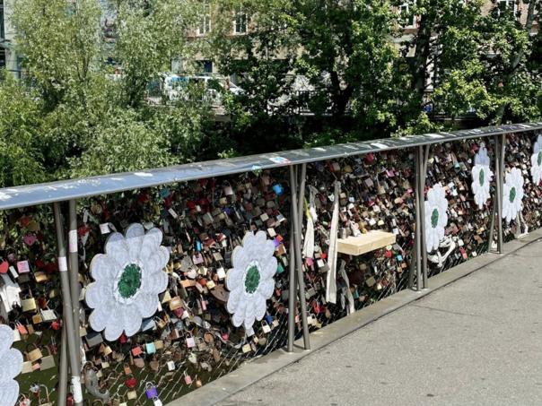 Vandalski čin: U Grazu uništen spomenik žrtvama genocida u Srebrenici