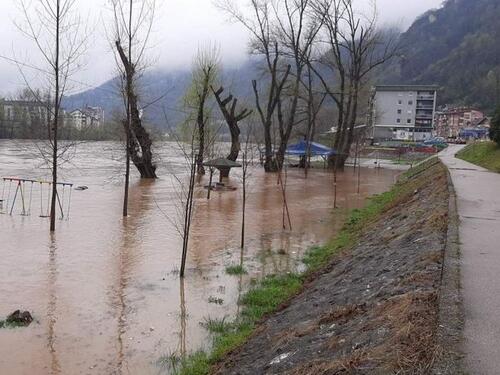 Vanredno stanje širom zemlje: Rastu vodostaji, putevi neprohodni