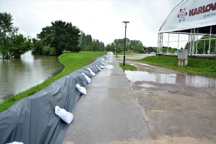 Vanredno stanje u Karlovcu i Kostajnici, dolazak vodenog vala iz BiH