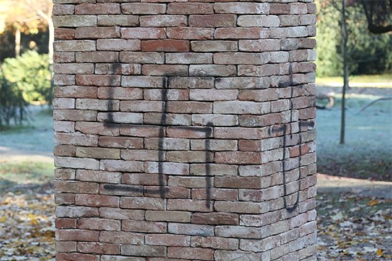 Varaždin: Na spomeniku žrtvama holokausta kukasti križ i "U"