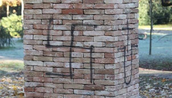 Varaždin: Na spomeniku žrtvama holokausta kukasti križ i "U"