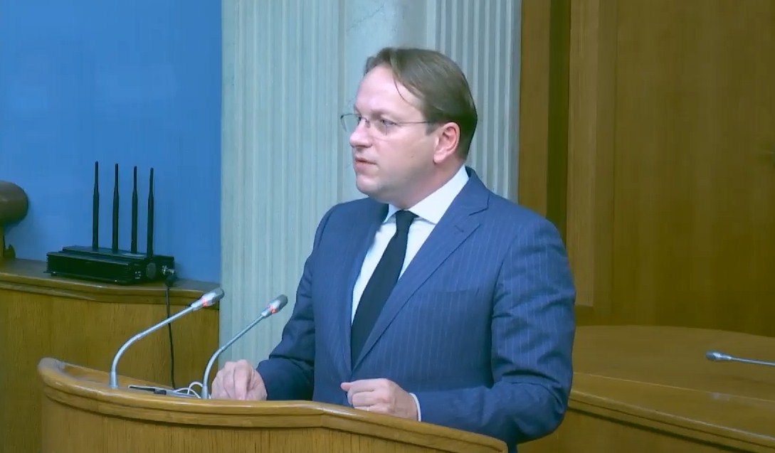 Varhelji u Podgorici: Strateški interes da se CG približi Evropi