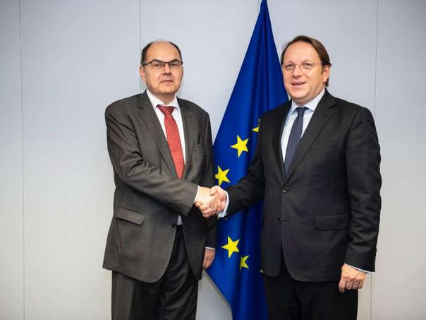 Varhelyi i Schmidt: Vrata za početak pristupnih pregovora su otvorena