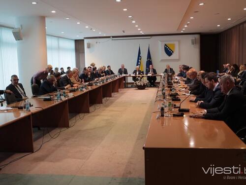 Varhelyi okupio bh. političku elitu: EU ima vrlo ozbiljnu ponudu