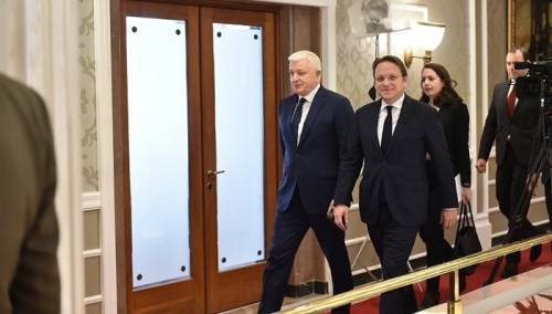 Varhelyi u Podgorici pozvao na dijalog i najavio susret s Amfilohijem