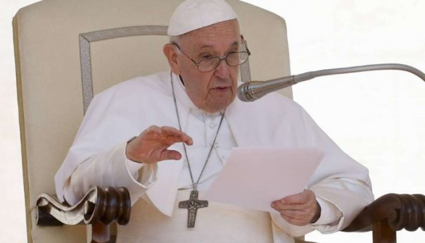 Vatikan kaže da oporavak pape Franje teče dobro