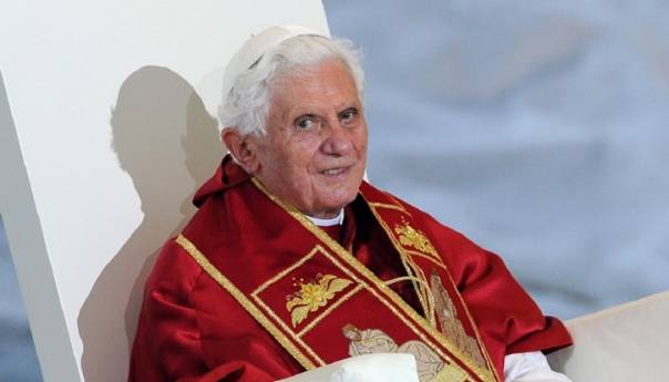 Vatikan objavio nove informacije o zdravstvenom stanju bivšeg pape