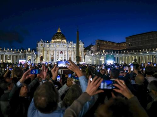 Vatikan objavio zbog čega je kasnilo puštanje dima