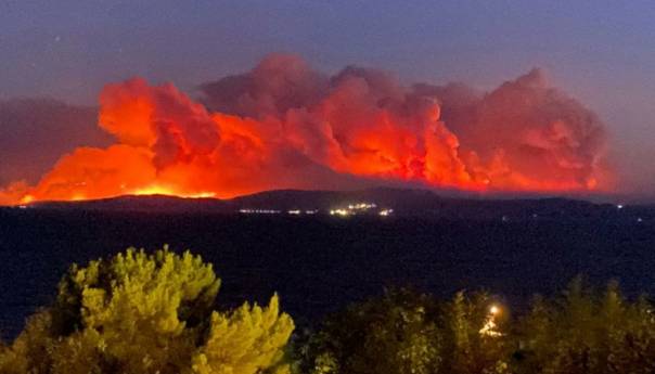 Vatra bukti širom Grčke, plameni zidovi dugi do sedam kilometara