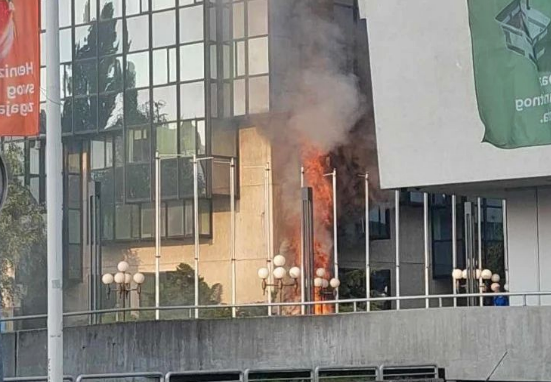 Vatra ispred Unitica, vatrogasci na terenu