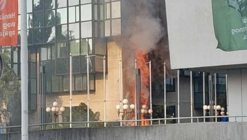 Vatra ispred Unitica, vatrogasci na terenu