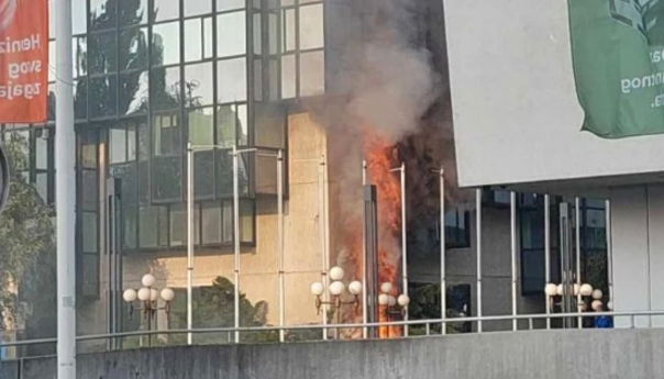 Vatra ispred Unitica, vatrogasci na terenu