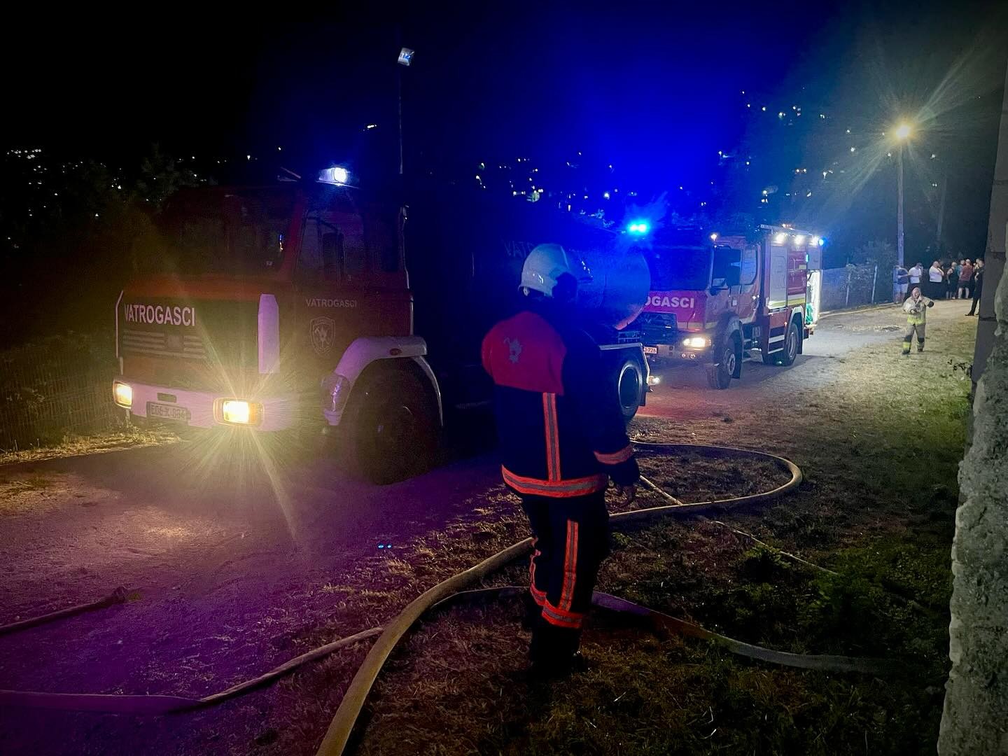 Vatra na Vratniku pod kontrolom, vatromet izazvao požar