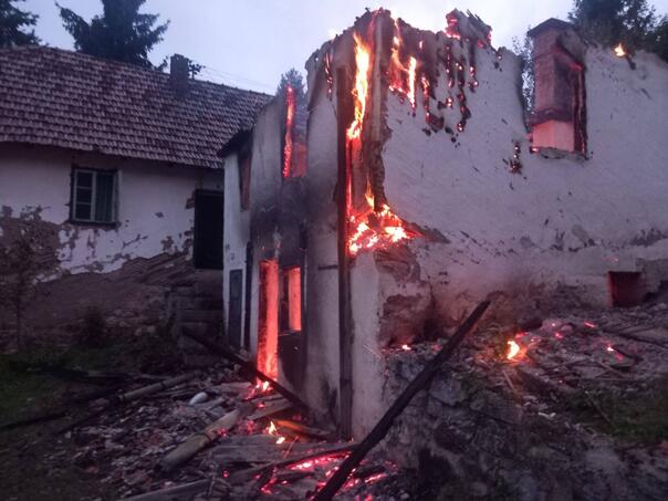 Vatra progutala porodičnu kuću na Palama