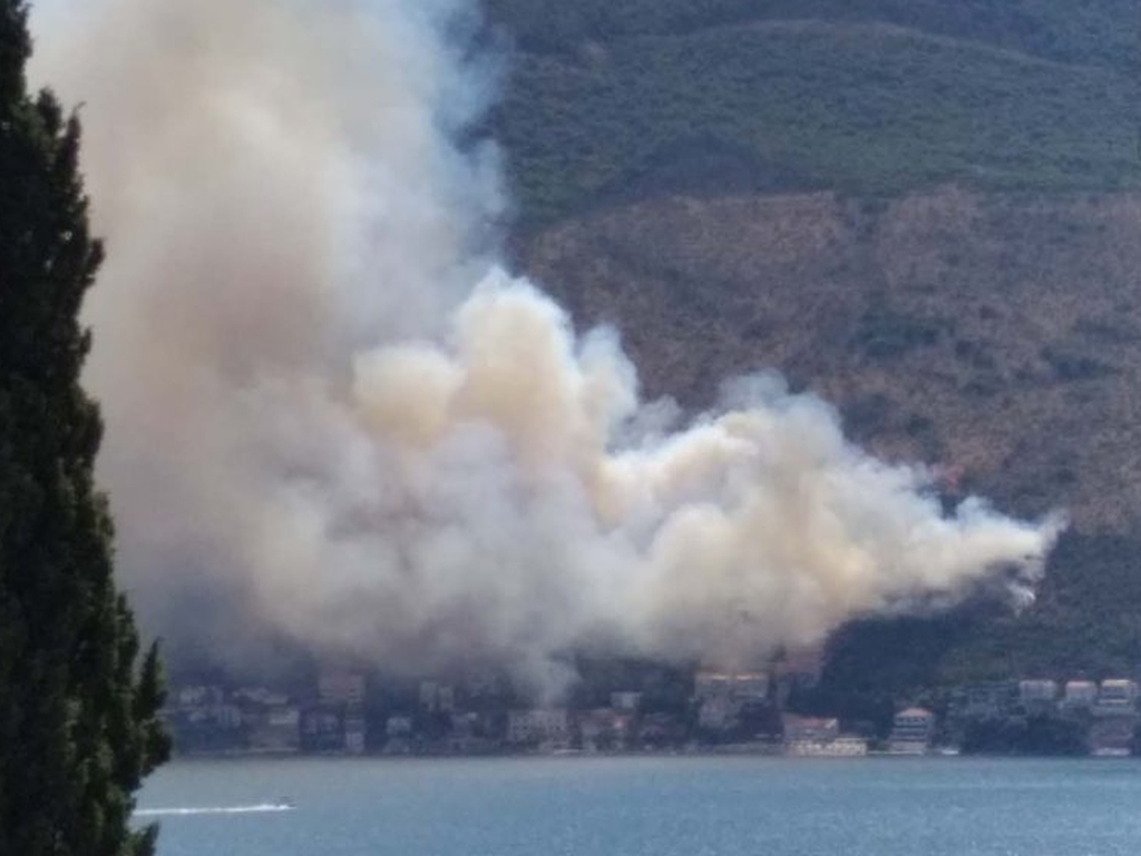 Vatra se približila kućama i crkvi u Herceg Novom