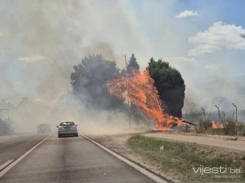 Vatra stigla do magistrale: Požar na Buni kod Mostara, na terenu i Air Tractor