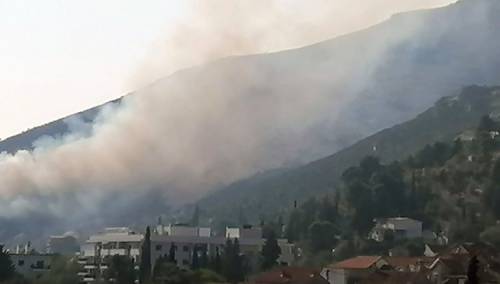 Vatra u Trebinju odbijena od kuća, požar stavljen pod kontrolu