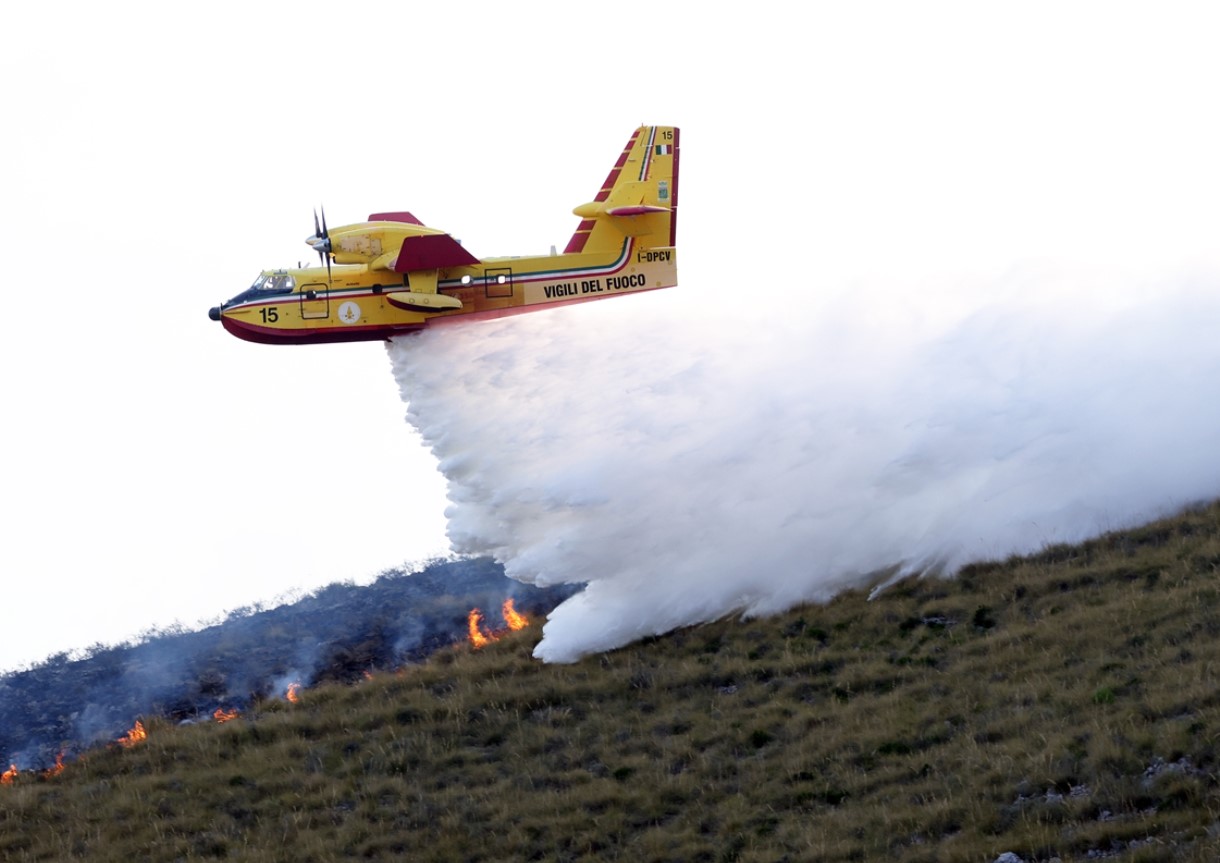 Vatrena stihija zahvatila Siciliju: Helikopteri i Canadairi gase požare kod Palerma