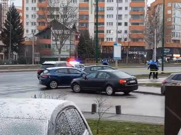 Vatreni obračun sa policijom u Sarajevu: Zapalio auto, pa ranjen
