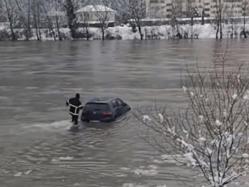 Vatrogasac sjeo u Golfa i izvukao automobil iz vode