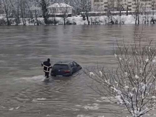 Vatrogasac u Zvorniku sjeo za volan i izvukao Golfa iz nabujale rijeke