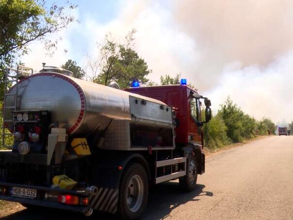Vatrogasci cijelu noć gasili požar kod Mostara, još uvijek je aktivan