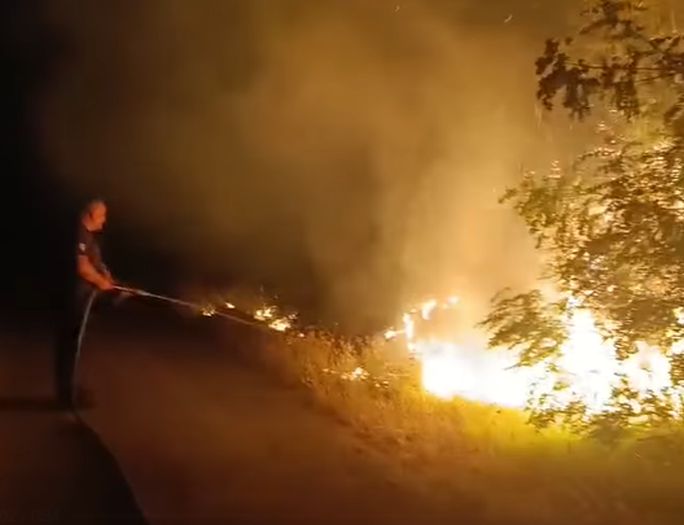 Vatrogasci cijelu noć gasili požar oko Trebinja, upućen hitan apel