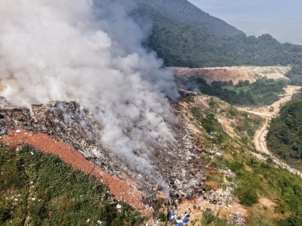 Vatrogasci i jutros na deponiji u Krupačkim stijenama, vatra još tinja