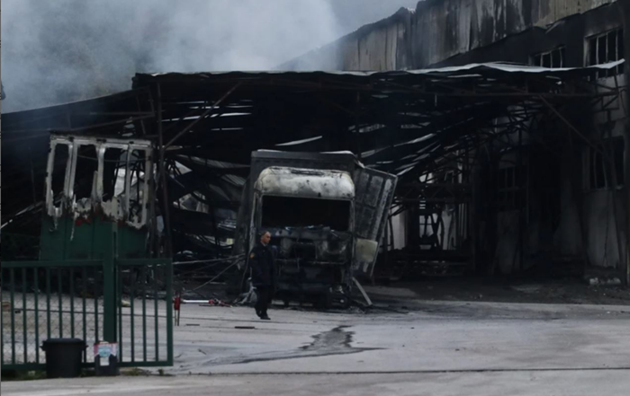 Vatrogasci još na terenu i gase ostatke požara u firmi Zaharex u Srebreniku