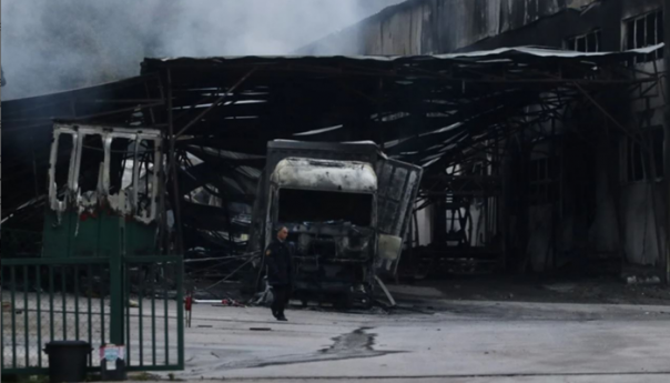 Vatrogasci još na terenu i gase ostatke požara u firmi Zaharex u Srebreniku
