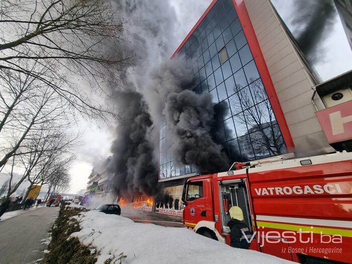 Vatrogasci još uvijek na mjestu požara na pijaci Heco