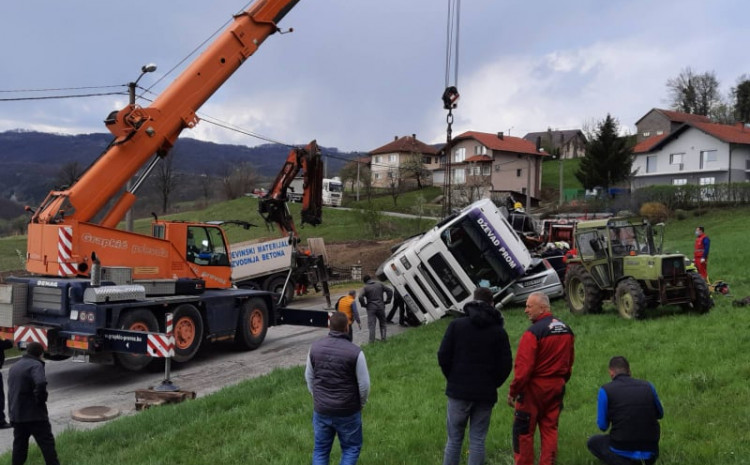 Vatrogasci nadljudskim naporima isjekli smrskani auto i izvukli ženu