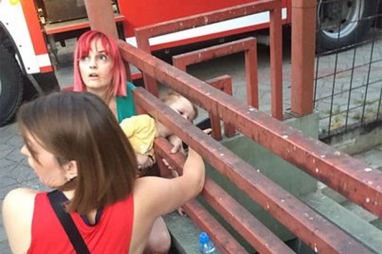 Vatrogasci oslobodili mališana koji je zaglavio glavu u ogradi