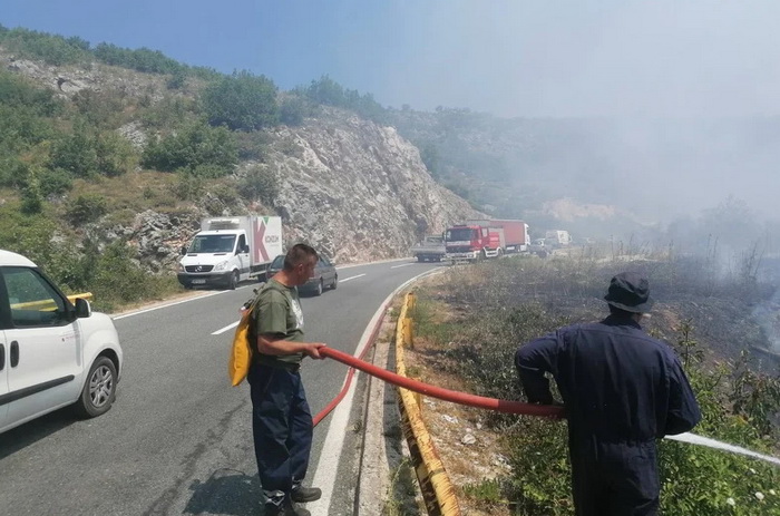 Vatrogasci satima gase požar kod Trebinja, posao im otežavaju eksplozije bombi i mina