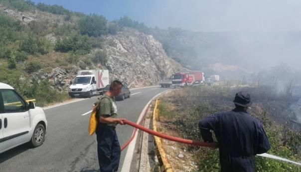 Vatrogasci satima gase požar kod Trebinja, posao im otežavaju eksplozije bombi i mina