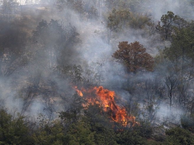 Vatrogasci se bore da obuzdaju dva požara u zapadnoj Sloveniji