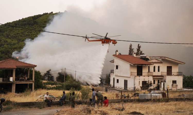 Vatrogasci se bore s požarom na otoku Evia