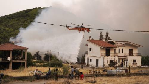 Vatrogasci se bore s požarom na otoku Evia