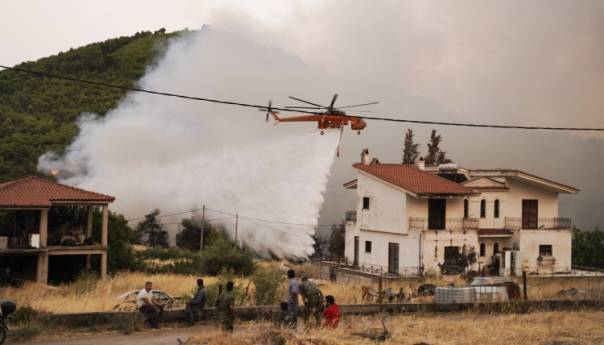 Vatrogasci se bore s požarom na otoku Evia
