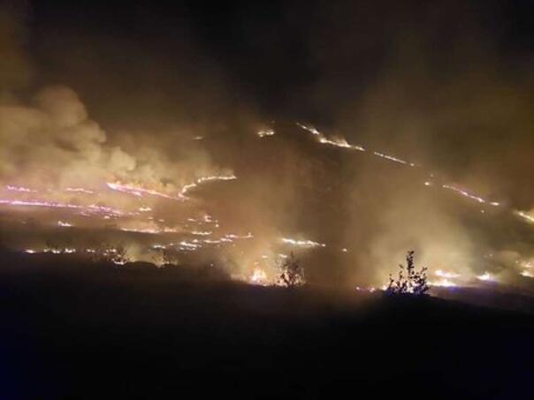 Vatrogasci se bore s velikim požarom na Dinari, zatražena pomoć hrvatskih kanadera