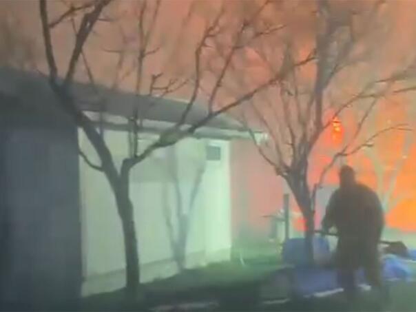 Vatrogasci: Situacija kod Teslića katastrofalna, vatra ušla između kuća