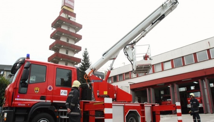 Vatrogasci spasili muškarca koji je zapeo u dimnjaku 