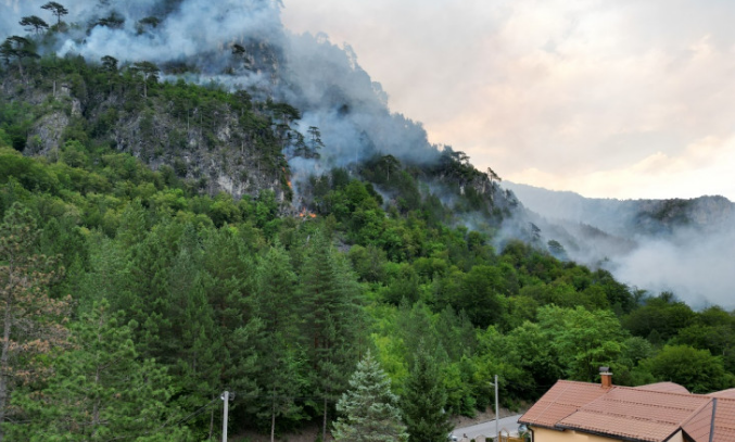 Vatrogasci u Konjicu se i dalje bore s vatrenom stihijom